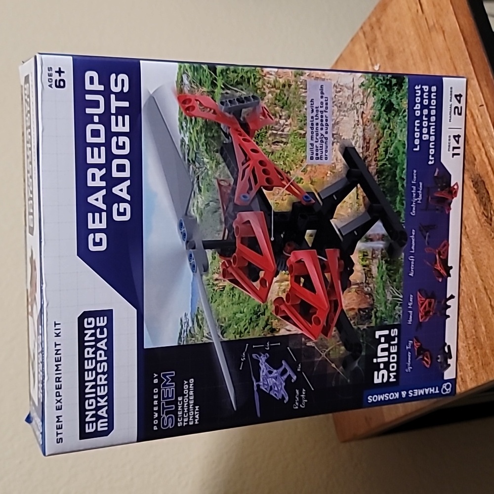 Engineering Mavericks Geared-Up Gadgets Building Set - Red and Black color